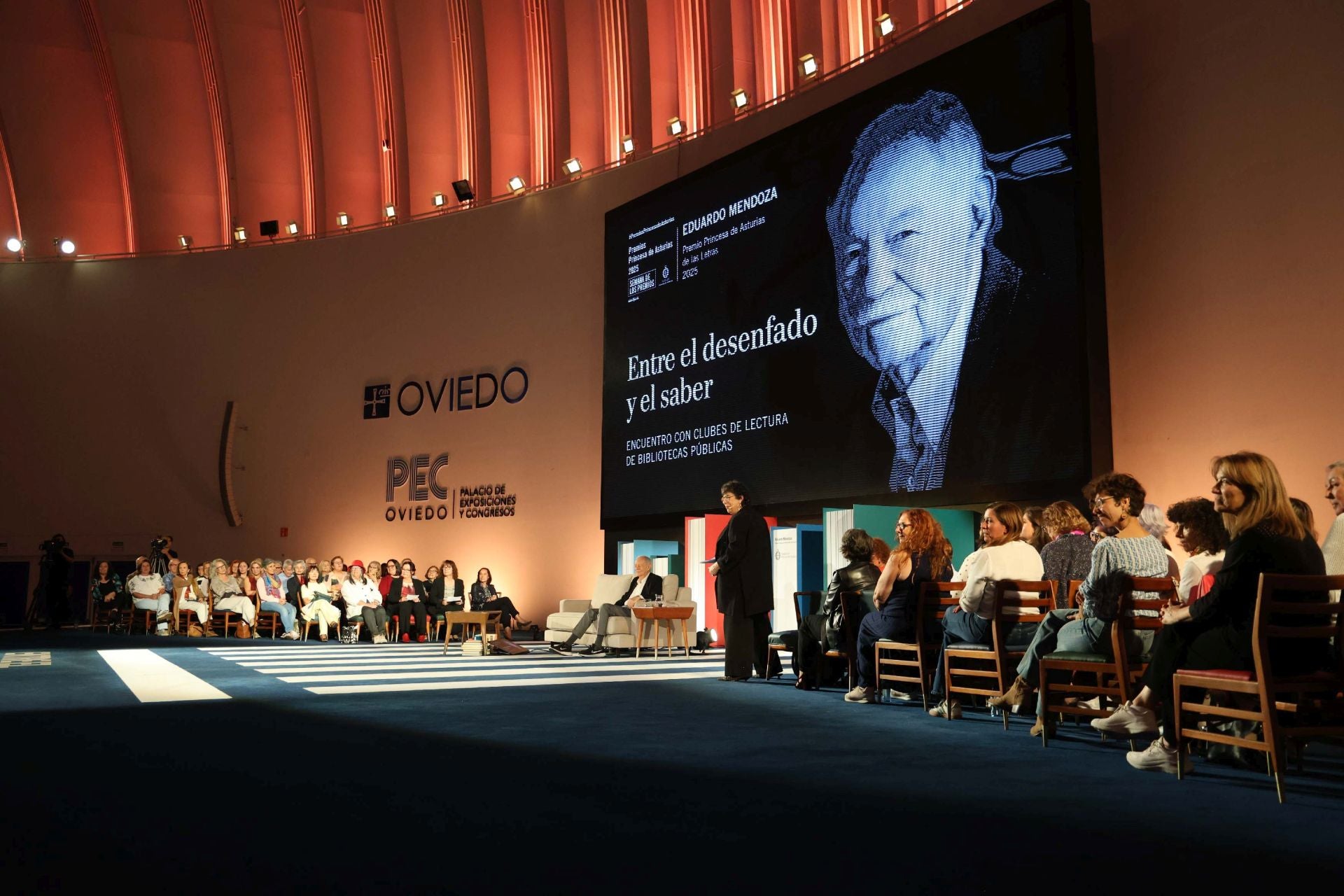 Encuentro de Eduardo Mendoza con lectores de los clubes de lectura