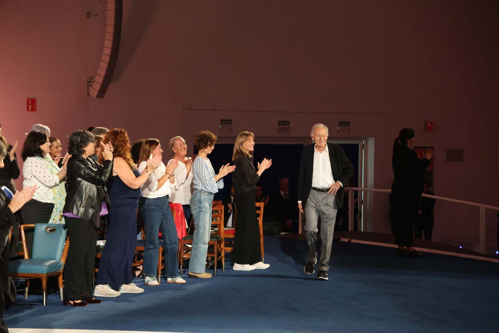 Encuentro de Eduardo Mendoza con lectores de los clubes de lectura