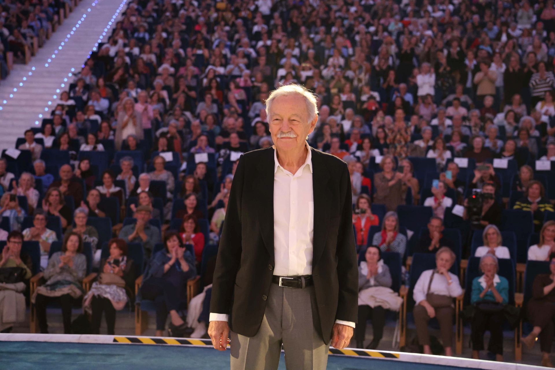 Encuentro de Eduardo Mendoza con lectores de los clubes de lectura