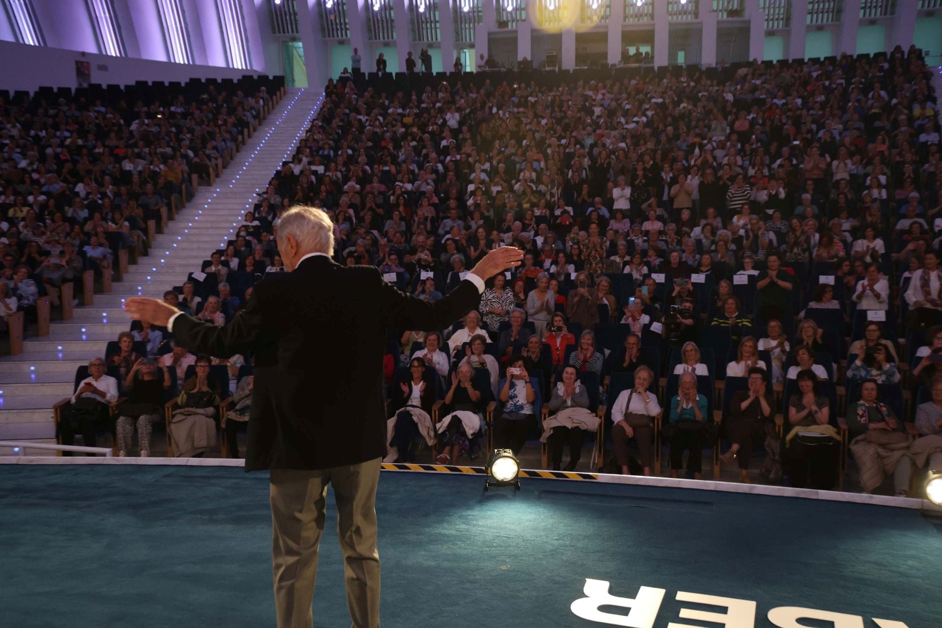 Encuentro de Eduardo Mendoza con lectores de los clubes de lectura