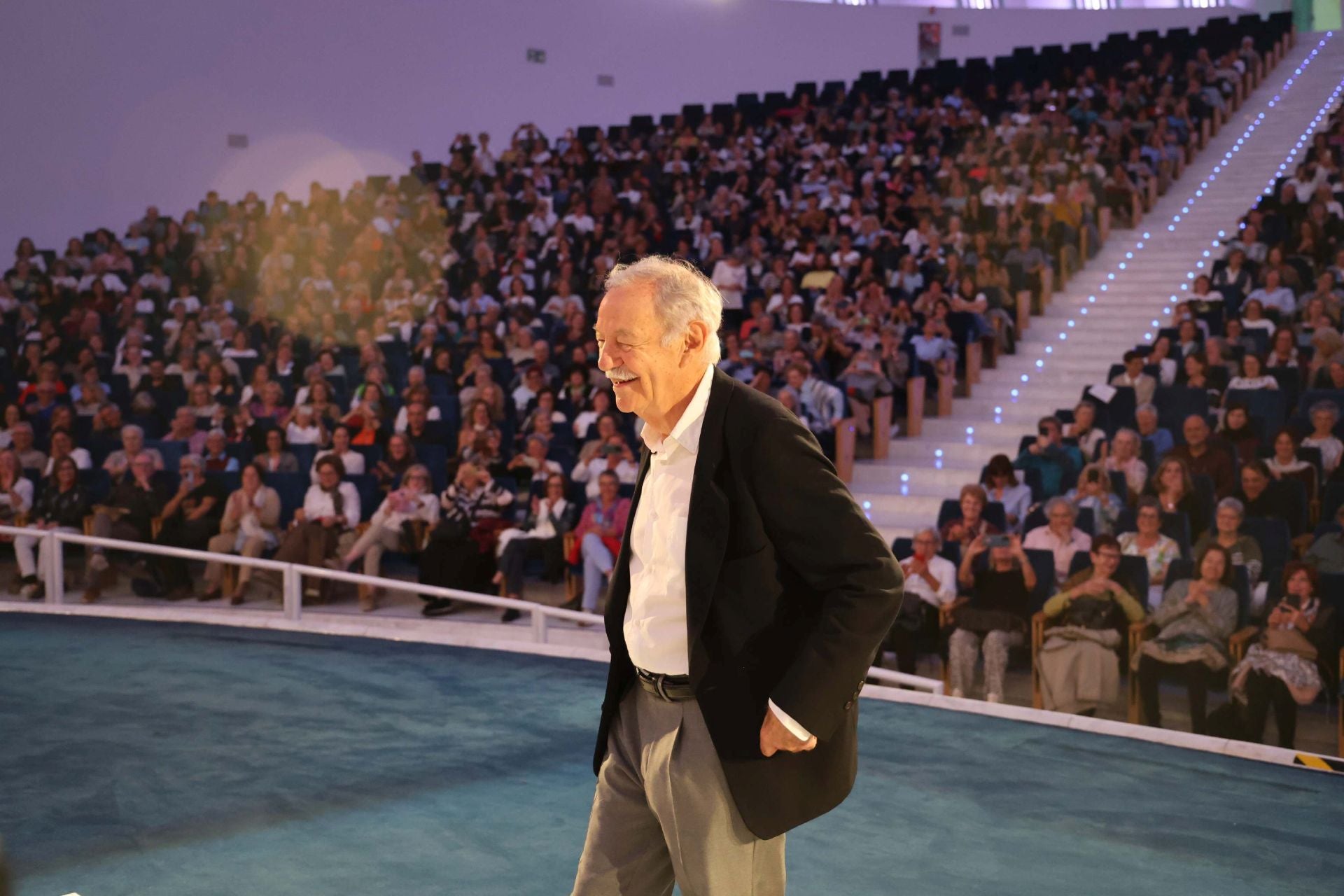 Encuentro de Eduardo Mendoza con lectores de los clubes de lectura