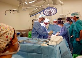 Un equipo médico realiza una operación en el HUCA.