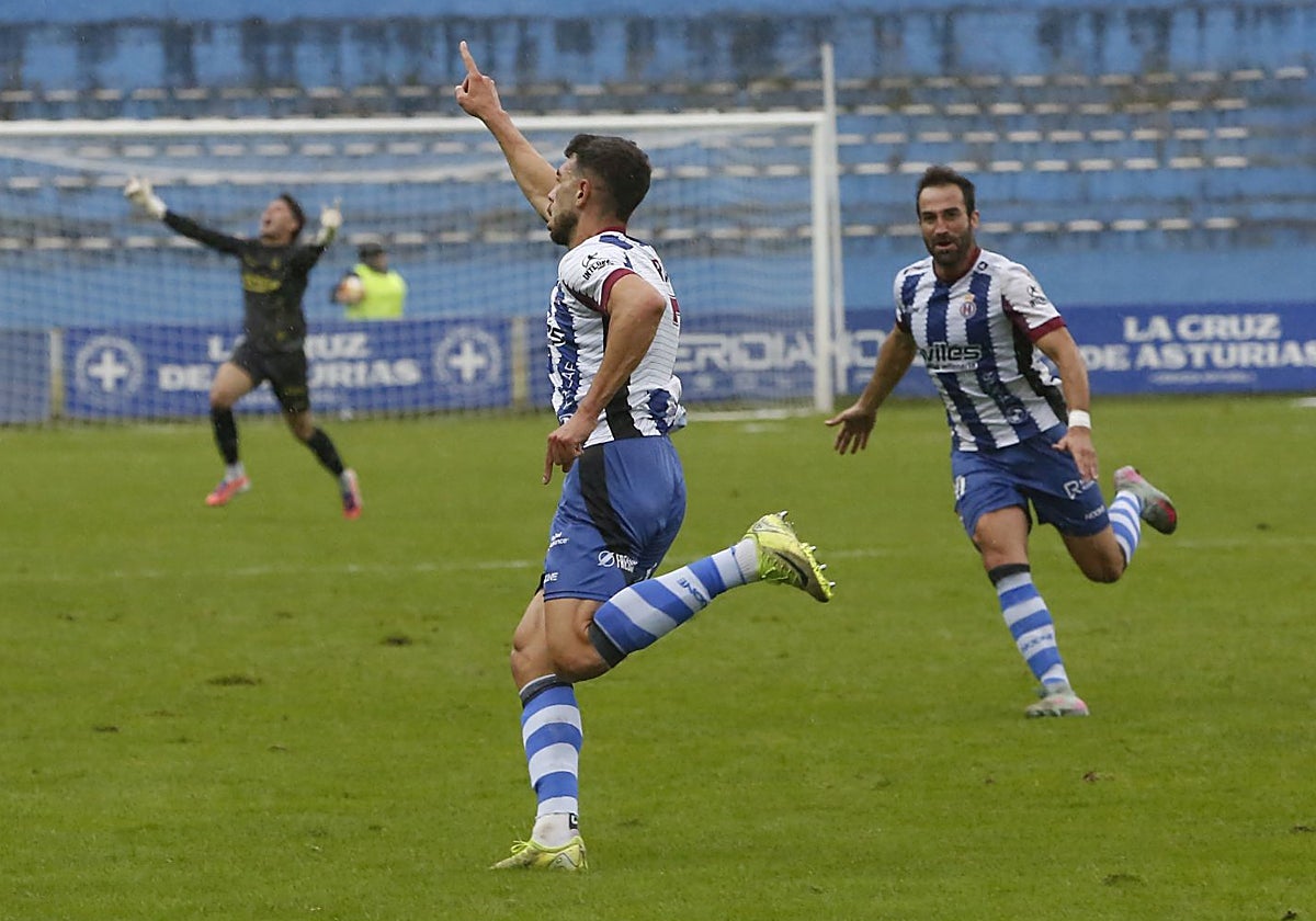 Raúl Hernández celebra con efusividad su gol junto a Campabadal y con Álvaro al fondo.