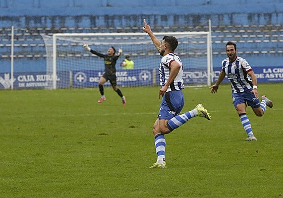 Raúl Hernández celebra con efusividad su gol junto a Campabadal y con Álvaro al fondo.
