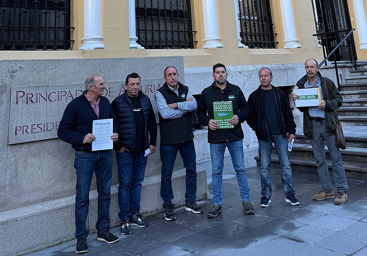 Representantes de Usaga y Asturias Ganadera en la sede de Presidencia.