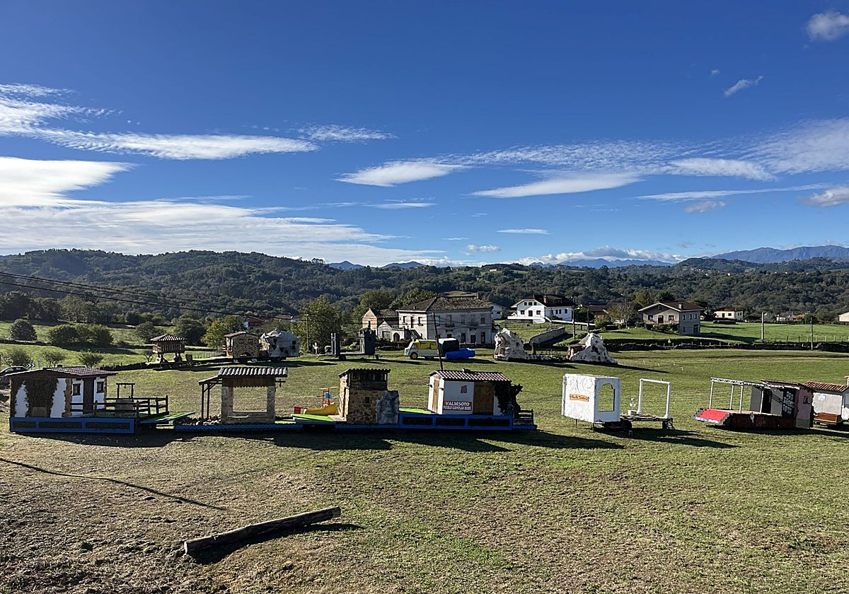 Las carrozas del último desfile, el pasado agosto por las fiestas de San Félix, ya dispuestas en círculo para crear el teatro para los Sidros y Les Comedies.