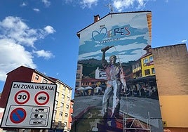 El gran mural a la entrada de Mieres promocionando la plaza de Requejo