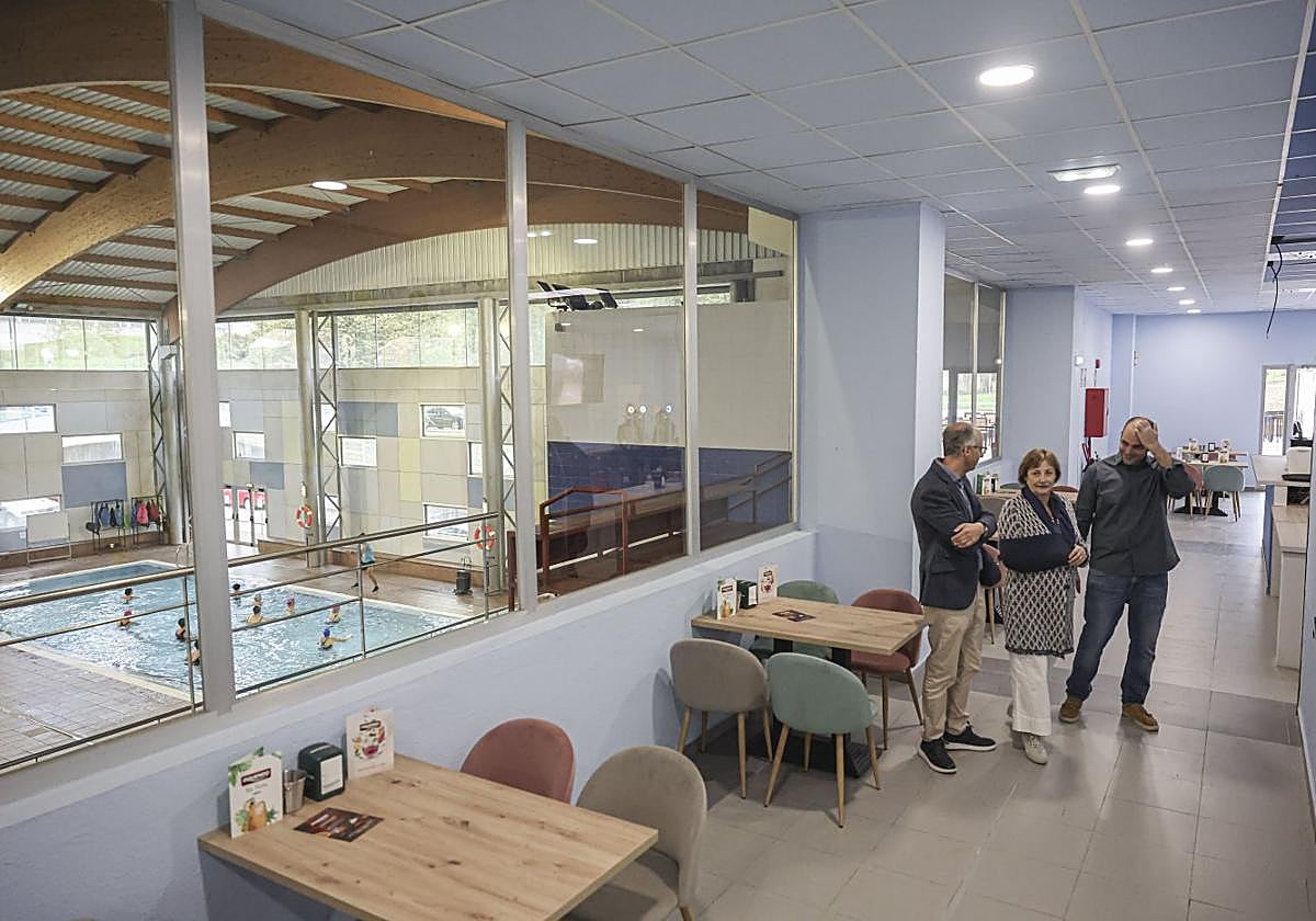 El concejal de Deportes, la alcaldesa y el hostelero David Franqueira en la cafetería del complejo deportivo de El Quirinal.