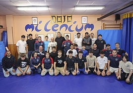 Costello Van Steenis junto a profesores y alumnos del Nuevo Millenium.