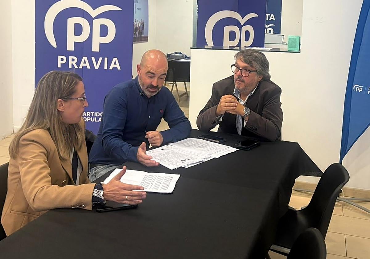 La diputada Cristina Vega, en la sede del PP de Pravia.