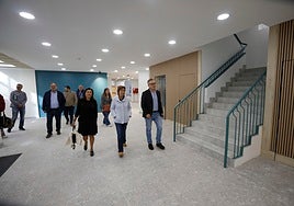 María López Castro, Carmen Moriyón y Gilberto Villoria pasan revista a las modernizadas instalaciones del Ateneo de La Calzada. Detrás de ellos técnicos municipales y responsables de la empresa Ovinorte, que ha ejecutado los trabajos.