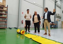 La alcaldesa de Llanera, Eva María Pérez, entre el edil Nicolás Fernández y el director de la empresa.
