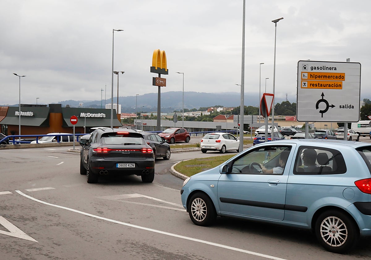 Tráfico denso en julio las inmediaciones de la zona de ampliación comercial de Alcampo.