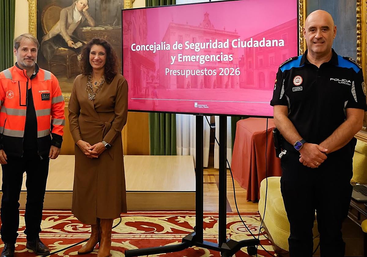 Javier Álvarez Villazón, jefe del Servicio de Bomberos, Nuria Bravo, concejala de Seguridad Ciudadana y Emergencias, y Arturo Artime, jefe de la Policía Local, este martes, en el Salón de Recepciones del Ayuntamiento de Gijón.