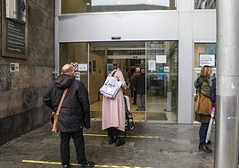 Pacientes entrando en el centro de salud Puerta La Villa, de Gijón.