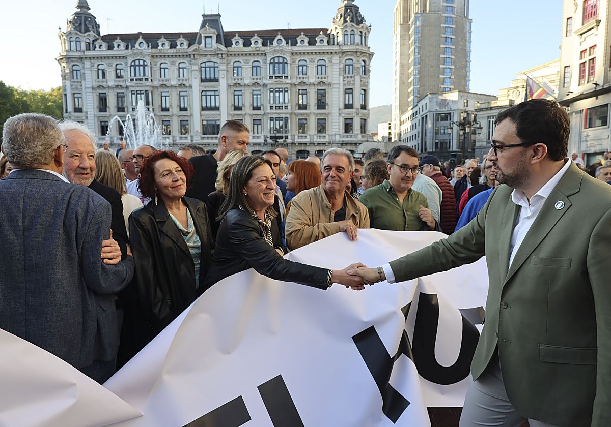 El presidente de Asturias, Adrián Barbón, saludando a quienes portaban la pancarta contra el peaje del Huerna, el pasado viernes.
