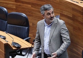 El consejero de Movilidad, Alejandro Calvo, durante su intervención en el Pleno.