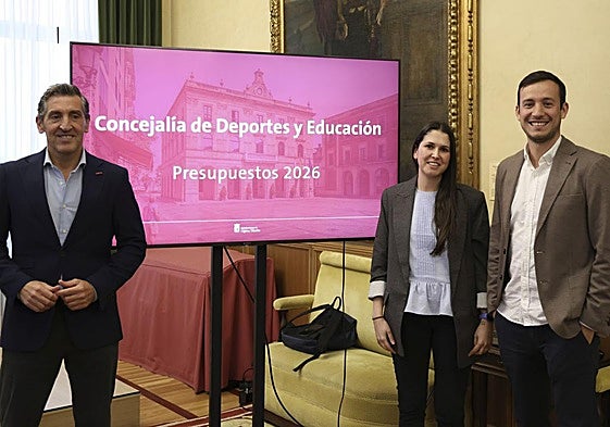Jorge Pañeda, concejal de Deportes; Cristina Vallín, técnica de gestión de Educación, y Pablo Blanco, director del Patronato Deportivo Municipal, este martes, en el Salón de Recepciones del Ayuntamiento de Gijón.