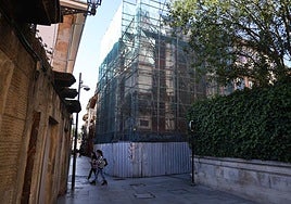 El edificio andamiado en el número 18 de la calle San Antonio.