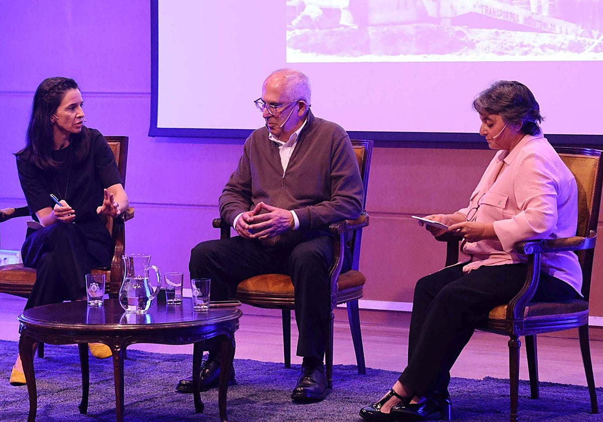 Antonio Saborit, en el centro, junto a Renata Ribeiro dos Santos (izquierda) y Margarita Fernández Mier (derecha).