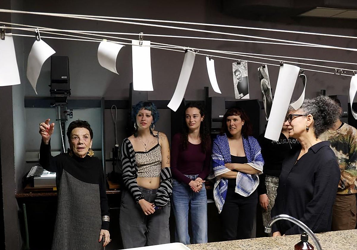 Graciela Iturbide observa las fotografías hechas por los estudiantes de la Escuela de Artes de Oviedo.