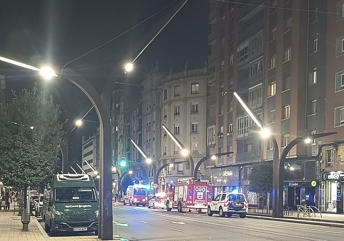 Bomberos y Policía Local de Gijón, en el edificio en el que se produjo el incendio.