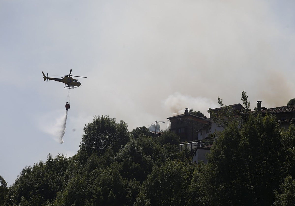 Un helicóptero descargando agua en Coballes (Caso), durante los incendios de agosto.