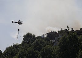Un helicóptero descargando agua en Coballes (Caso), durante los incendios de agosto.