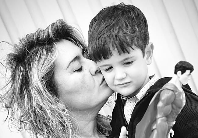 Beatriz de Haro, con su hijo Darío.