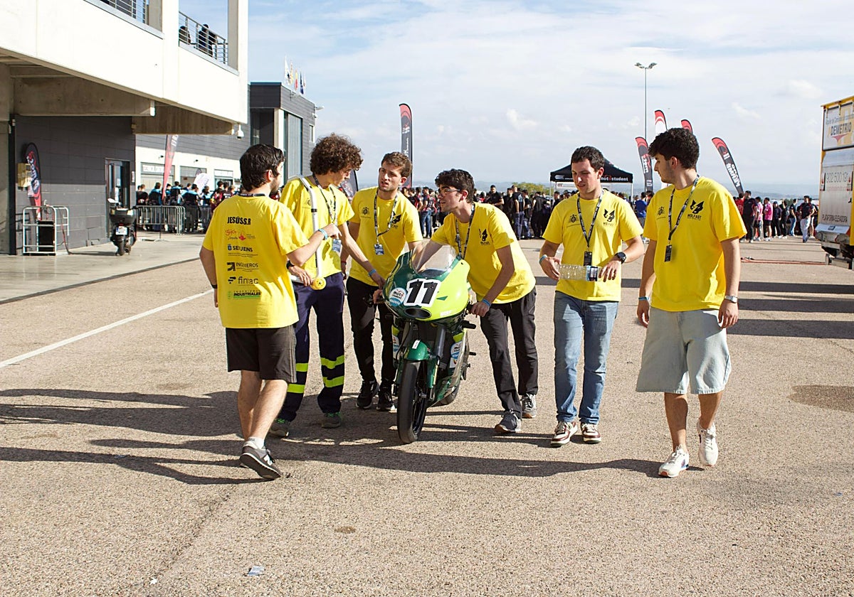 El equipo Wolfast, durante la competición, con su moto.