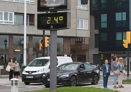 Tráfico en el muro de San Lorenzo de Gijón.