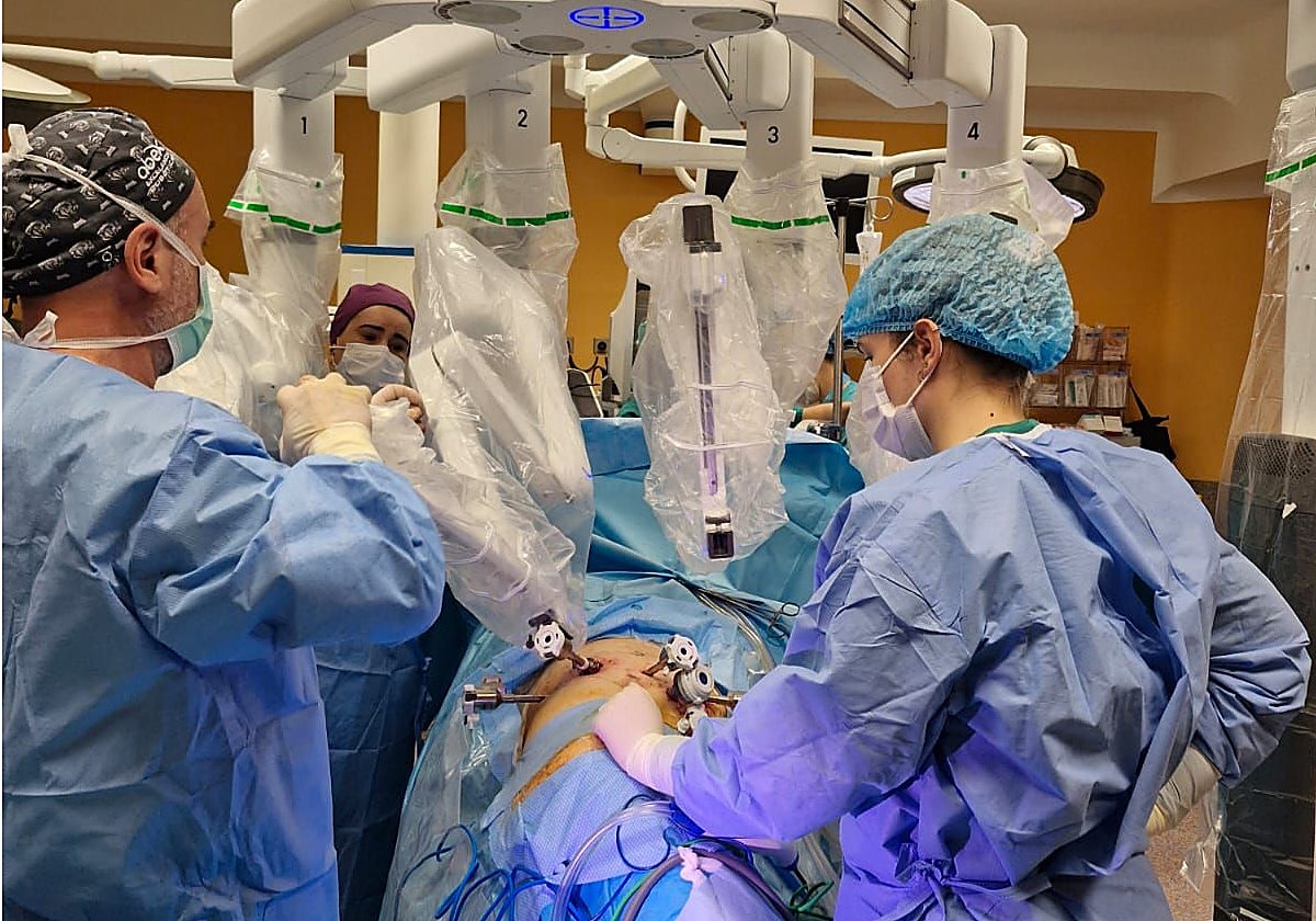 Una intervención quirúrgica de Urología en el Hospital de Cabueñes.