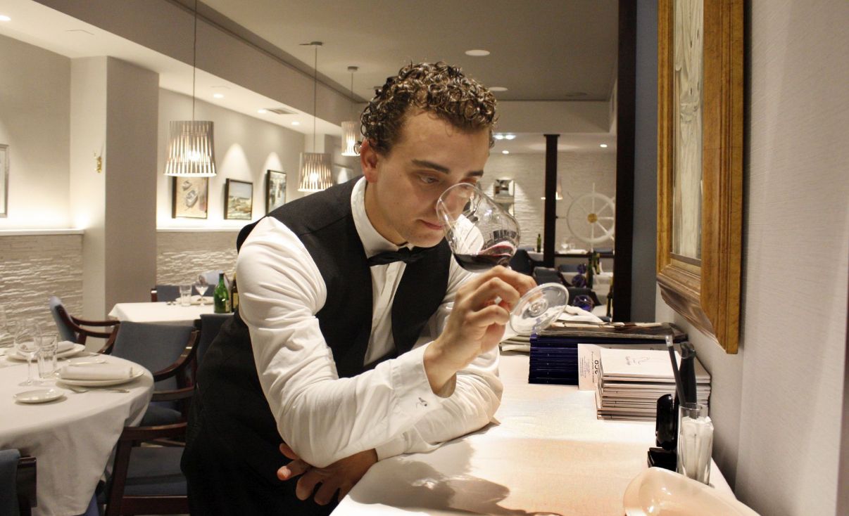 El sumiller gijonés Maikel Rodríguez Cortina, que trabaja en el restaurante Iván Cerdeño de Toledo.