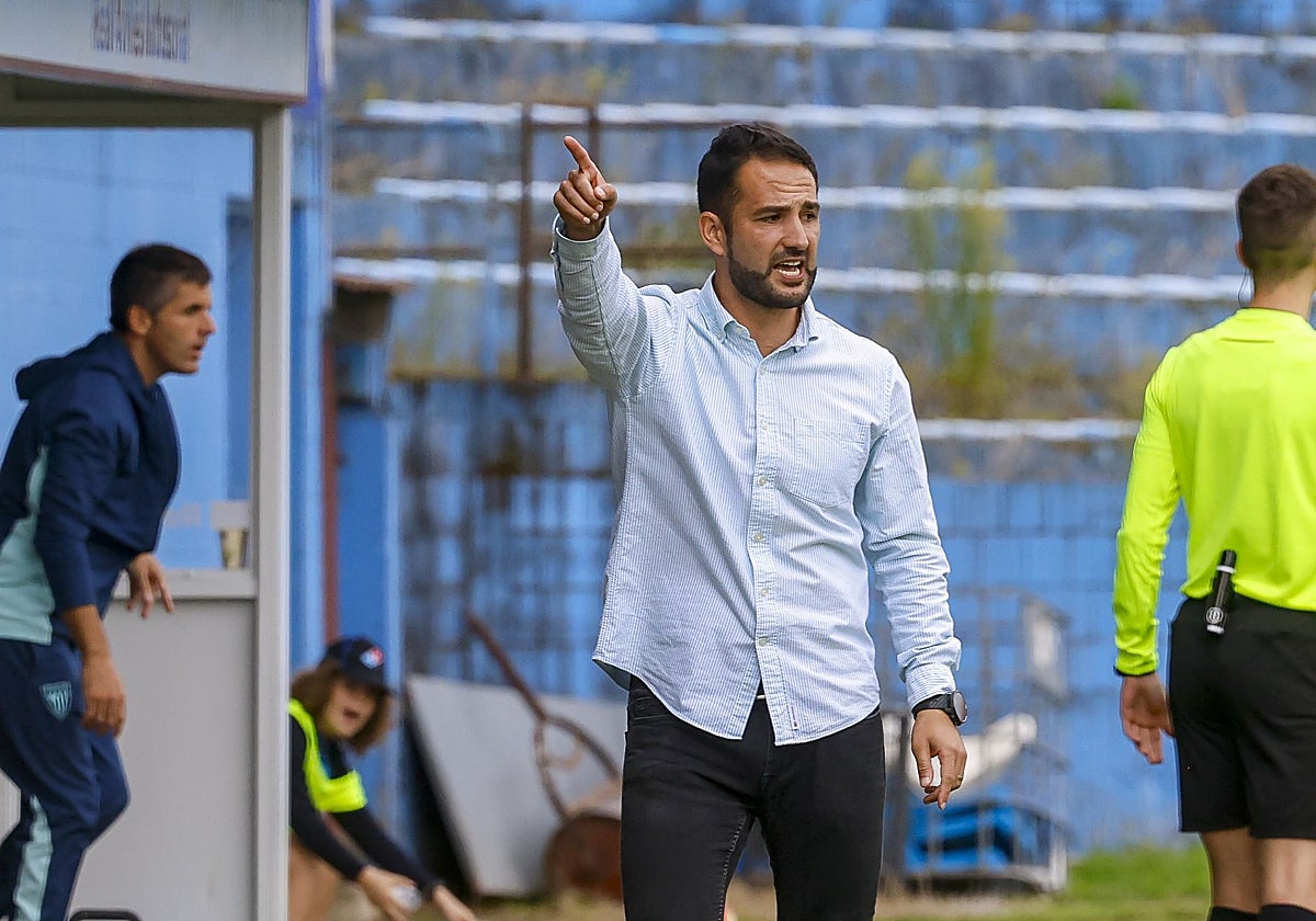 Dani Vidal da instrucciones a su equipo en el banquillo del Real Avilés en el Suárez Puerta.
