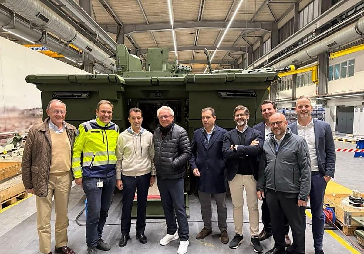 El presidente de Indra, Ángel Escribano (tercero por la izquierda), y el de Rheinmetall, Armin Papperger (cuarto), con directivos de ambas firmas.