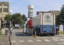 Acceso a la planta de Saint-Gobain en La Maruca.