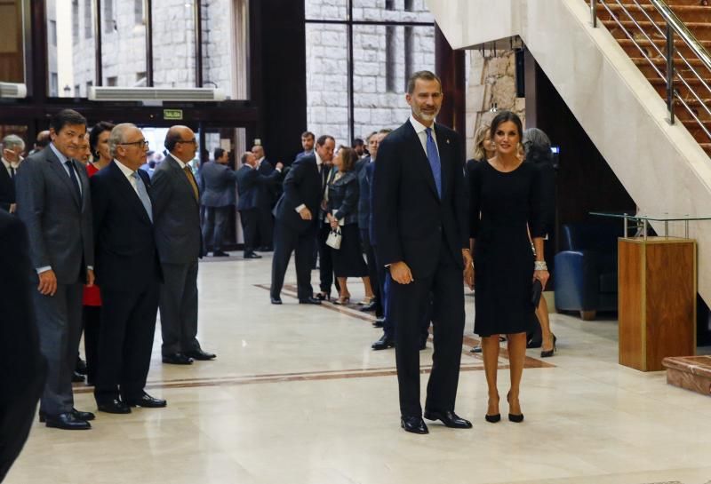 Un 'little black dress' siempre funciona y doña Letizia estrenó este en 2018. Rompía ese año la tradición de vestir de Felipe Varela, cambiándolo por un Armani. Lo acompañó de cartera de raso al tono de Magrit, una de sus firmas de cabecera, y salones destalonados a juego de Carolina Herrera. 