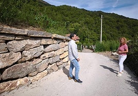 La alcaldesa visitando las últimas obras realizadas en la zona rural de Tiós