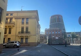 El felguerino barrio Urquijo, con el polígono de Valnalón al fondo