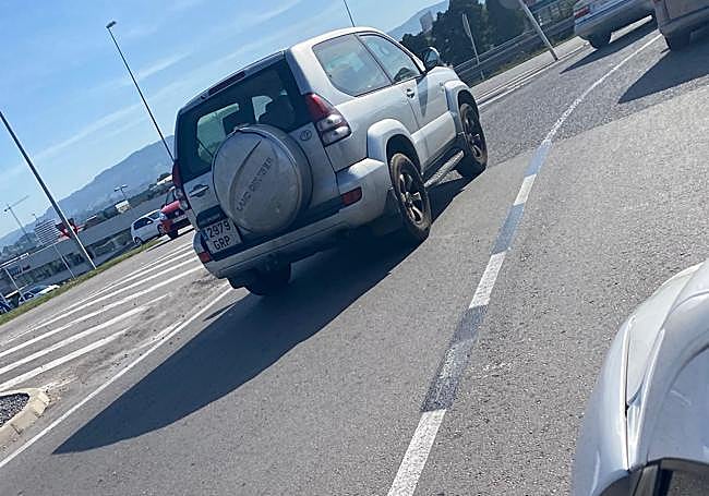 Antigua línea continua que se ha repintado como discontinua.