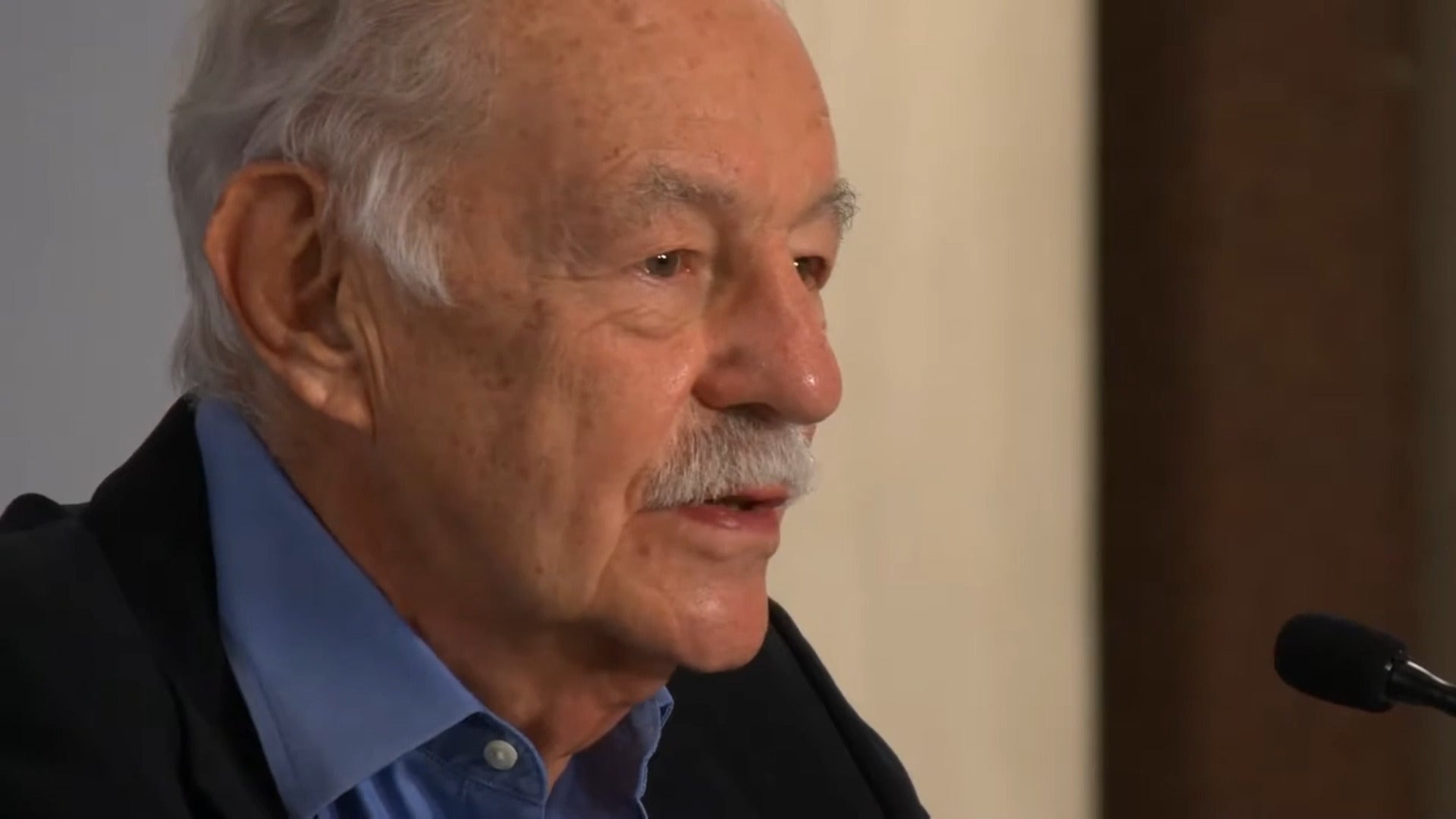 Eduardo Mendoza: «Ahora hay variedad de géneros y muy voces nuevas, especialmente mujeres»