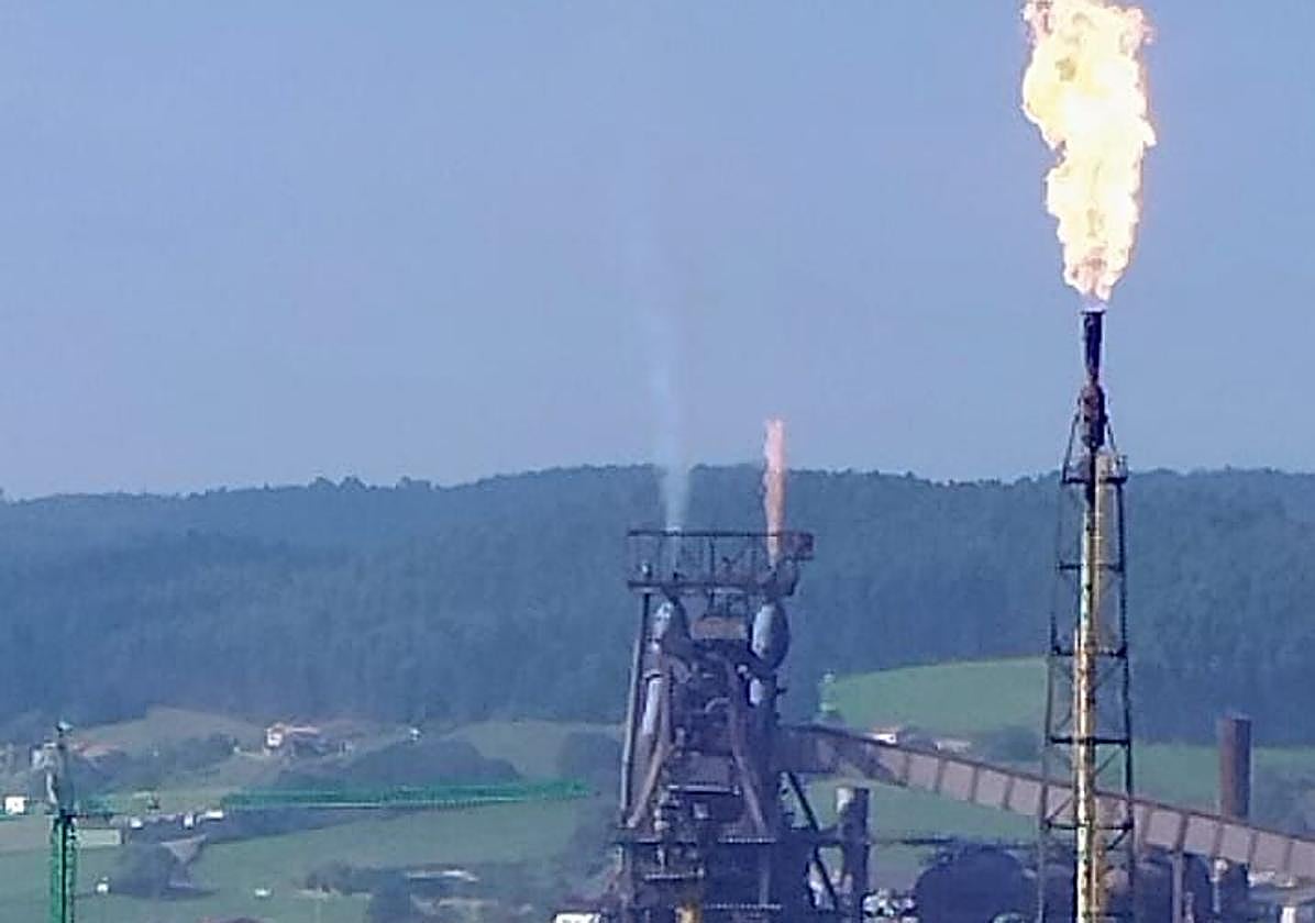 Fuego provocado en el horno alto 'B' por la quema de dos toberas.