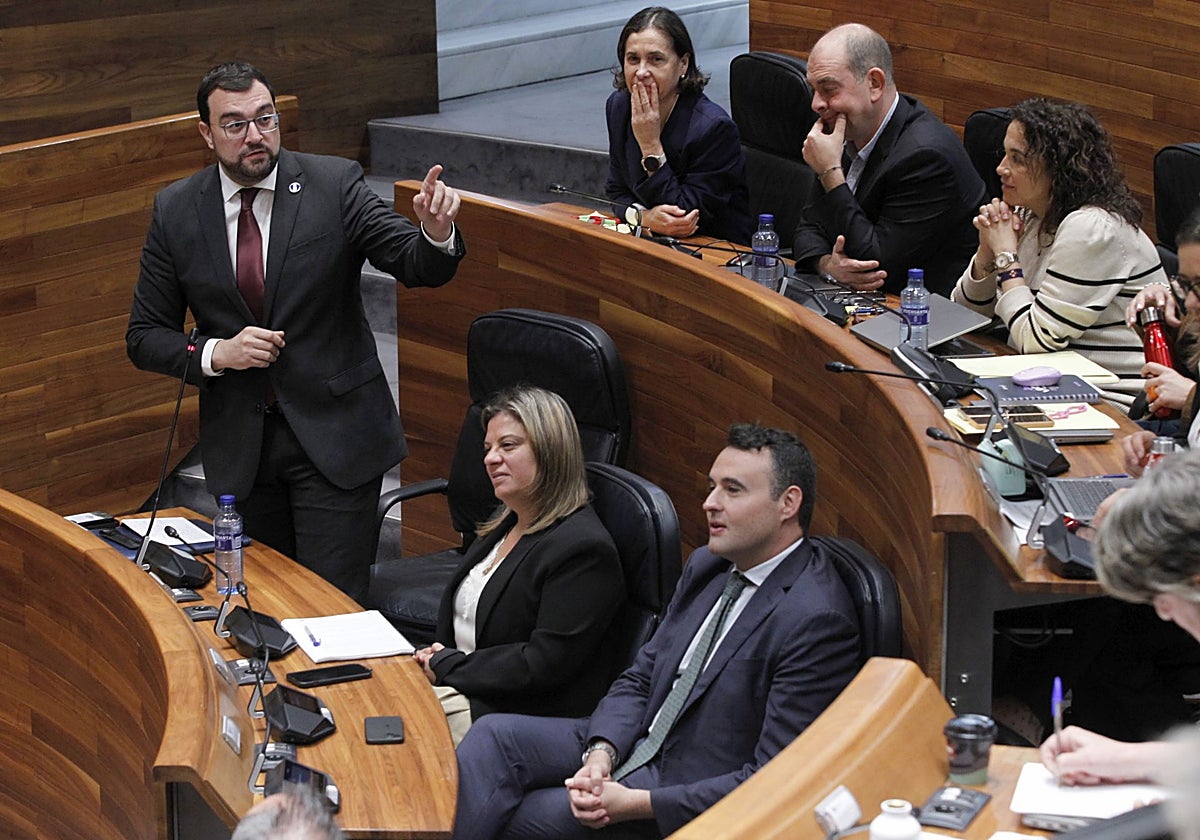 Adrián Barbón interviene en el Pleno junto a Gimena Llamedo y Guillermo Peláez.
