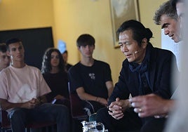 El filósofo Byung-Chul Han, Premio Princesa de Comunicación y Humanidades, muestra su teléfono «con el que no se entiende bien», en el encuentro con estudiantes en Gijón.