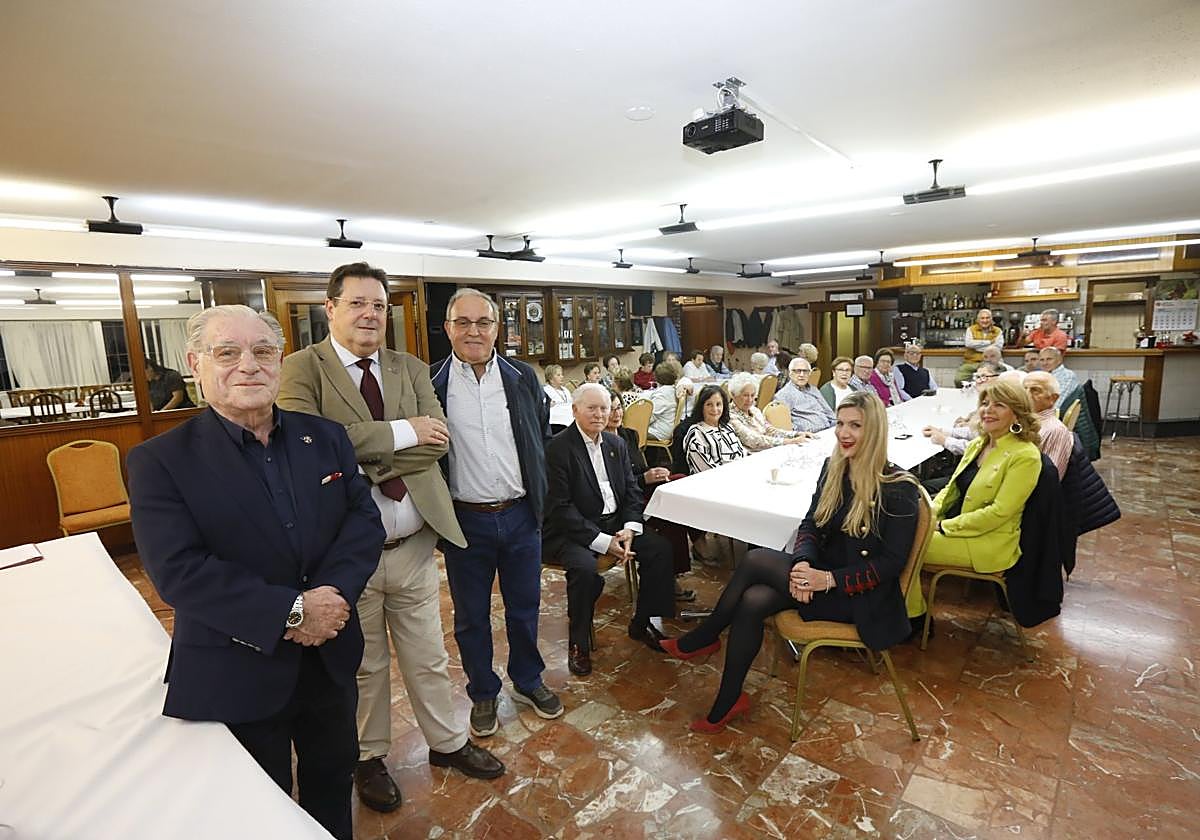 Javier Fernández Costales, este martes, durante la lectura del pregón en la Casa de León en Asturias, en Gijón.