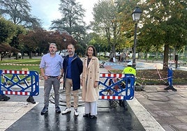 Iván Miranda, de la empresa que cambia las luminarias del parque poleso, con el alcalde de Siero, Ángel García, 'Cepi', y la edil Patricia Antuña.