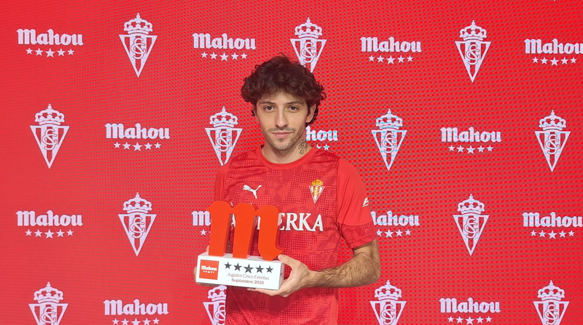 César Gelabert, con el Trofeo Mahou de mejor jugador de septiembre.