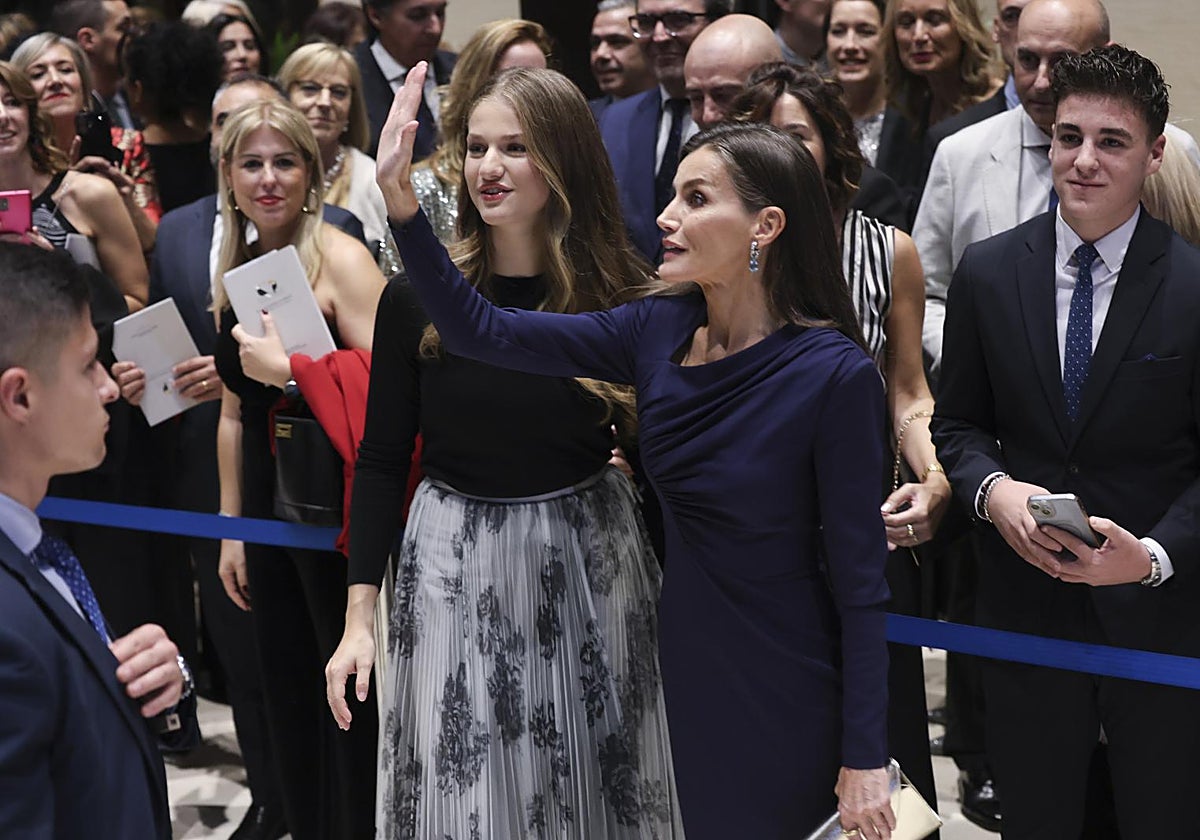 Doña Leonor y doña Letizia saludan a los invitados al Concierto de los Premios del año pasado.