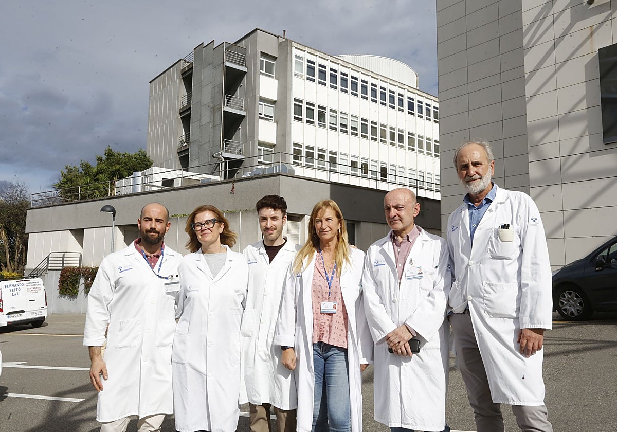 Los dermatólogos Rubén Barros, Lucía Palacio (jefa del servicio) y Alex Viñolas, junto a los dermopatólogos Eva Miranda y Juan Manuel Calzada y el jefe de Anatomía Patológica, Francisco Domínguez Iglesias.