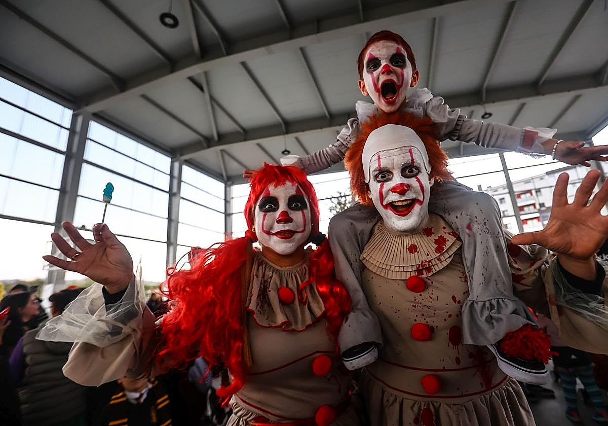 Grandes y pequeños disfrutan juntos de las celebraciones de Halloween en toda Asturias.